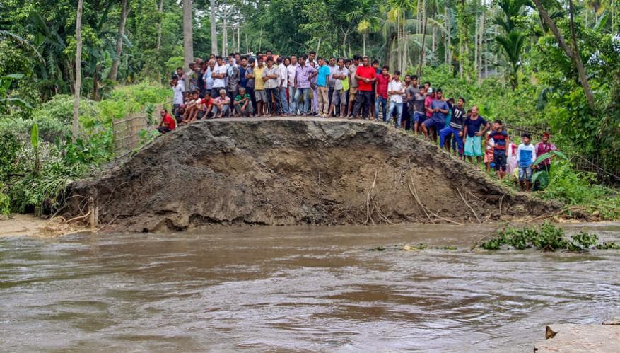 অসমে ৩৩টি জেলার মধ্যে ২৫টি বন্যা কবলিত। সরকারি পরিসংখ্যান অনুসারে ক্ষতিগ্রস্ত মানুষের সংখ্যা ১৫ লক্ষ ছাড়িয়েছে (Image: PTI) অসমে ৩৩টি জেলার মধ্যে ২৫টি বন্যা কবলিত। সরকারি পরিসংখ্যান অনুসারে ক্ষতিগ্রস্ত মানুষের সংখ্যা ১৫ লক্ষ ছাড়িয়েছে (Image: PTI)