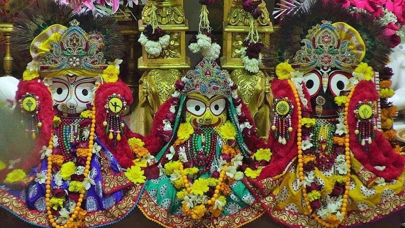 ঠাকুর ঘর ছাড়া, ঘরের অন্য কোথাও জগন্নাথ দেবের মূর্তি থাকলে, সব মূর্তিতেই মালা, ফুল দিন ৷