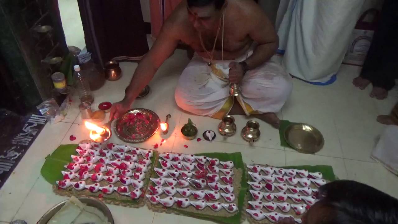 • শঙ্খ কেনার সময় সম্ভব হলে একসঙ্গে দু’টো শঙ্খ কিনুন ৷ দু’টো শাঁখ অবশ্যই বাজানোর জন্য নয় ৷ একটি শাঁখ বাজানোর কাজে ব্যবহার করুন ৷ অন্যটি পুজোর কাজে ৷ পুজোর কাজে যে শাঁখটি কেনা হয় তাকে জলশঙ্খও বলে ৷ এই শাঁখ কিন্তু ভুলে বাজাবেন না ৷ দু’টি শাঁখ কখনও একসঙ্গে রাখবেন না ৷ • শঙ্খ কেনার সময় সম্ভব হলে একসঙ্গে দু’টো শঙ্খ কিনুন ৷ দু’টো শাঁখ অবশ্যই বাজানোর জন্য নয় ৷ একটি শাঁখ বাজানোর কাজে ব্যবহার করুন ৷ অন্যটি পুজোর কাজে ৷ পুজোর কাজে যে শাঁখটি কেনা হয় তাকে জলশঙ্খও বলে ৷ এই শাঁখ কিন্তু ভুলে বাজাবেন না ৷ দু’টি শাঁখ কখনও একসঙ্গে রাখবেন না ৷