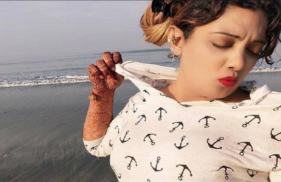 প্রেমের কোনও বর্ডার নেই ৷ প্রেম অন্তহীন সমুদ্রের মত সীমাহীনও বটে ৷ এমনই এক ঘটনা প্রকাশ্যে আসতেই বেধেছে হৈচৈ ৷ গুজরাতের সংশোধনাগারে এক কয়েদি এক কিন্নরের প্রেমে পড়েছেন ৷ উড়ে গিয়েছে রাতের ঘুম ৷ ফোনেই প্রেম নিবেদন করেছেন তাঁকে ৷ তবে কয়েদির প্রেমের প্রস্তাব প্রত্যাখান করেছেন কিন্নর ৷ এরপরেই রেগে গিয়েছেন ৷ কিন্নর অভিযোগ দায়ের করেছেন ৷ প্রেমের কোনও বর্ডার নেই ৷ প্রেম অন্তহীন সমুদ্রের মত সীমাহীনও বটে ৷ এমনই এক ঘটনা প্রকাশ্যে আসতেই বেধেছে হৈচৈ ৷ গুজরাতের সংশোধনাগারে এক কয়েদি এক কিন্নরের প্রেমে পড়েছেন ৷ উড়ে গিয়েছে রাতের ঘুম ৷ ফোনেই প্রেম নিবেদন করেছেন তাঁকে ৷ তবে কয়েদির প্রেমের প্রস্তাব প্রত্যাখান করেছেন কিন্নর ৷ এরপরেই রেগে গিয়েছেন ৷ কিন্নর অভিযোগ দায়ের করেছেন ৷