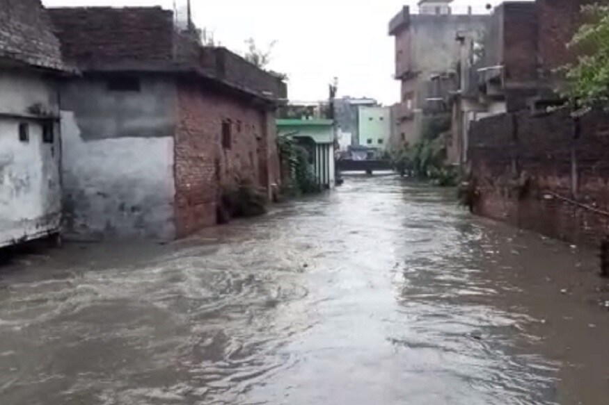 প্রবল বৃষ্টিতে ভাসছে মহারাষ্ট্র ও গুজরাত। এবার সেই তালিকায় যোগ হয়েছে উত্তরাখণ্ডের নাম । মাত্র কয়েক ঘণ্টার বৃষ্টিতেই খাতিমা, কোতওয়ালি ও সংলগ্ন এলাকায় জল জমে গিয়েছে । জলে জমে গিয়েছে বাড়ি ও দোকানেও । প্রবল বৃষ্টিতে ভাসছে মহারাষ্ট্র ও গুজরাত। এবার সেই তালিকায় যোগ হয়েছে উত্তরাখণ্ডের নাম । মাত্র কয়েক ঘণ্টার বৃষ্টিতেই খাতিমা, কোতওয়ালি ও সংলগ্ন এলাকায় জল জমে গিয়েছে । জলে জমে গিয়েছে বাড়ি ও দোকানেও ।