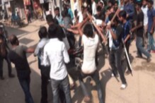 চুরি করে পালানোর অপরাধে যুবককে গাছে বেঁধে গণপিটুনি চুরি করে পালানোর অপরাধে যুবককে গাছে বেঁধে গণপিটুনি