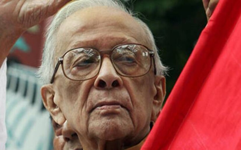 জনপ্রিয়তায় বিশ্বে সব রাজনৈতিক নেতাকে টেক্কা দিতে পারেন পশ্চিমবঙ্গের এই কমিউনিস্ট নেতা ৷ অনুগামী ও ভক্তদের সংখ্যাও ঈর্ষনীয় ৷ একবার জ্যোতি বসুকে ঘিরে ধরেন এক দল মহিলা ভক্ত ৷ চাহিদা অটোগ্রাফ ৷ শুধু সই নয়, তাঁরা চাইছিলেন জ্যোতিবাবু সইয়ের সঙ্গে দু-চার লাইন লিখেও দিন ৷ কিন্তু সেরকম কিছুই ঘটল না ৷ গম্ভীর মুখে গাড়িতে উঠে পড়লেন জ্যোতিবাবু ৷ সঙ্গে থাকা আরেক দাপুটে নেতা প্রশ্ন করলেন, এটা কি ঠিক হল? রবীন্দ্রনাথ থেকে ২-৪টে লাইন লিখে দিলেও তো হত ৷ উত্তরে জ্যোতিবাবু বলেন, জানিই না তো লিখব কোথা থেকে ৷ সেদিন জ্যোতি বসুর সঙ্গী ছিলেন সিদ্ধার্থশঙ্কর রায় ৷