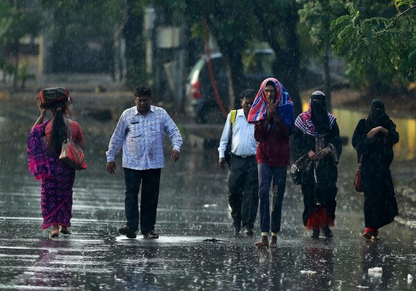 মৌসম বিভাগের তরফে জানানো হয়েছে, আজ অথার্ৎ ৫ জুলাই পশ্চিমী মধ্যপ্রদেশ, উত্তরাখণ্ড ও পূর্ব রাজস্থানে অতি ভারী বৃষ্টির সম্ভাবনা রয়েছে ৷ মৌসম বিভাগের তরফে জানানো হয়েছে, আজ অথার্ৎ ৫ জুলাই পশ্চিমী মধ্যপ্রদেশ, উত্তরাখণ্ড ও পূর্ব রাজস্থানে অতি ভারী বৃষ্টির সম্ভাবনা রয়েছে ৷
