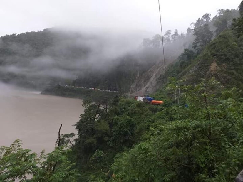 • ১০ ও ৩১ নং জাতীয় সড়কে ধস নেমেছে ৷ শ্বেতিঝোরায় ১০ নং জাতীয় সড়কে ধস ৷ ৩১ নং জাতীয় সড়কের বিভিন্ন এলাকায় ধস ৷ নিজস্ব চিত্র ৷