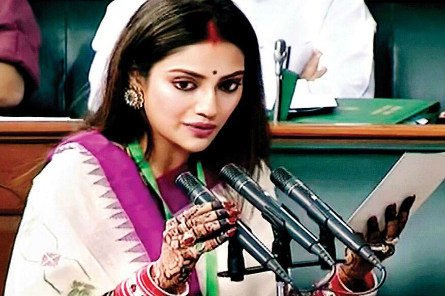 সদ্য নির্বাচিত তৃণমূল সাংসদ তথা টলিউডের জনপ্রিয় অভিনেত্রী নুসরত জাহান সম্প্রতি বিয়েটা সেরে ফেলেছেন ৷ বিয়ে সেরে ফের সংসদের অধিবেশনে যোগ দিয়েছেন ৷ বিয়ের পরে তাঁকে এক্কেবারে অন্য বেশে দেখা গিয়েছিল সংসদে ৷ মাথায় সিঁদুর, হাতে চূড়া, কপালে টিপ পরে হাজির হয়েছিল ৷ মুহূর্তেই এই ছবি সোশ্যাল মিডিয়ায় ভাইরাল হয়েছে ৷ অনেকে এই নিয়ে প্রশ্নও তুলেছেন অনেকেই ৷ একটি সাক্ষাৎকারে তিনি জবাবও দিয়েছেন ৷ সদ্য নির্বাচিত তৃণমূল সাংসদ তথা টলিউডের জনপ্রিয় অভিনেত্রী নুসরত জাহান সম্প্রতি বিয়েটা সেরে ফেলেছেন ৷ বিয়ে সেরে ফের সংসদের অধিবেশনে যোগ দিয়েছেন ৷ বিয়ের পরে তাঁকে এক্কেবারে অন্য বেশে দেখা গিয়েছিল সংসদে ৷ মাথায় সিঁদুর, হাতে চূড়া, কপালে টিপ পরে হাজির হয়েছিল ৷ মুহূর্তেই এই ছবি সোশ্যাল মিডিয়ায় ভাইরাল হয়েছে ৷ অনেকে এই নিয়ে প্রশ্নও তুলেছেন অনেকেই ৷ একটি সাক্ষাৎকারে তিনি জবাবও দিয়েছেন ৷