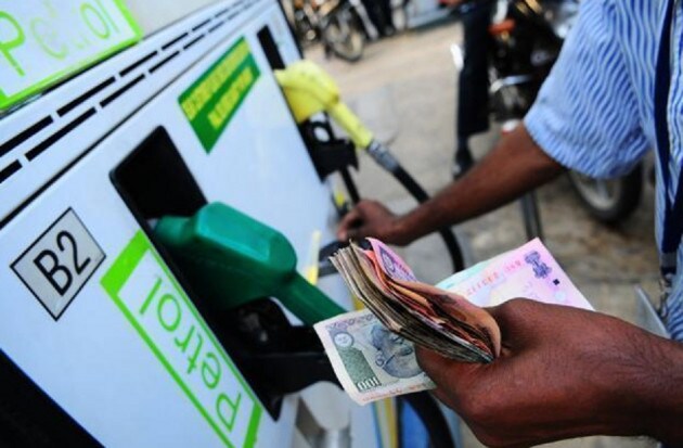 দেশের ওয়েল মার্কেটিং সংস্থা HPCL, BPCL, IOC প্রত্যেক দিন পেট্রোল-ডিজেলের দামের সমীক্ষা করে থাকে ৷ প্রতিদিন সকাল ৬টা থেকে নতুন দাম লাগু করা হয়ে থাকে ৷ ডলারের তুলনায় টাকার দামের উপর নির্ভর করে ঠিক করা হয়ে থাকে পেট্রোল ও ডিজেলের দাম ৷ দেশের ওয়েল মার্কেটিং সংস্থা HPCL, BPCL, IOC প্রত্যেক দিন পেট্রোল-ডিজেলের দামের সমীক্ষা করে থাকে ৷ প্রতিদিন সকাল ৬টা থেকে নতুন দাম লাগু করা হয়ে থাকে ৷ ডলারের তুলনায় টাকার দামের উপর নির্ভর করে ঠিক করা হয়ে থাকে পেট্রোল ও ডিজেলের দাম ৷