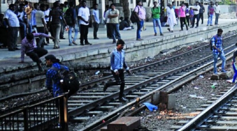  রেল দুর্ঘটনার উপর লাগাম টানতে একাধিক পদক্ষেপ নেওয়া হয়েছে ৷ দেশজুড়ে বিভিন্ন জায়গায় ফুটওভার ব্রিজ ও রোড আন্ডার ব্রিজ তৈরি করা হচ্ছে যাতে মানুষের প্রাণের ঝুঁকি নিয়ে রেল ট্র্যাক পার না করে ৷ 