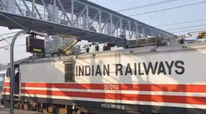 এরপর টোকেন নম্বর অনুযায়ী যাত্রীদের লাইনে দাঁড়াতে হবে ৷ একজন আরপিএফ এন্ট্রি পয়েন্টে দাঁড়িয়ে টোকেনের সিরিয়ল নম্বর চেক করে প্যাসেঞ্জারদের সেই অর্ডারে কোচে প্রবেশ করতে দেবেন ৷