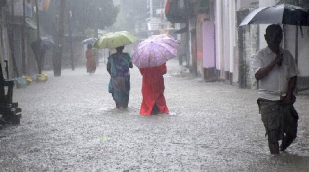 উত্তরপ্রদেশের দক্ষিণ জেলাগুলিতে ও মধ্যপ্রদেশের উত্তরের জেলায় ৯ ও ১০ জুলাই ভারী থেকে অতিভারী বৃষ্টির সম্ভাবনা রয়েছে ৷ মৌসম বিভাগের তরফে জানানো হয়েছে পূর্ভ রাজস্থান, পশ্চিম মধ্যপ্রদেশ, গুজরাট, কোঙ্কন ও গোয়া ও মধ্য মহারাষ্ট্রে ভারী বৃষ্টি হয়েছে ৷ উত্তরপ্রদেশের দক্ষিণ জেলাগুলিতে ও মধ্যপ্রদেশের উত্তরের জেলায় ৯ ও ১০ জুলাই ভারী থেকে অতিভারী বৃষ্টির সম্ভাবনা রয়েছে ৷ মৌসম বিভাগের তরফে জানানো হয়েছে পূর্ভ রাজস্থান, পশ্চিম মধ্যপ্রদেশ, গুজরাট, কোঙ্কন ও গোয়া ও মধ্য মহারাষ্ট্রে ভারী বৃষ্টি হয়েছে ৷