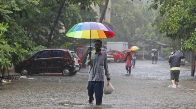 পাশাপাশি উত্তরপ্রদেশে ১৩ জুলাই পর্যন্ত রেড অ্যালার্ট জারি করা হয়েছে ৷ এছাড়া উত্তরাখণ্ড, সিকিম, অসমে ভারী বৃষ্টির সম্ভাবনা রয়েছে ৷ মৌসম বিভাগ অনুযায়ী, আগামী ২৪ ঘণ্টায় মুম্বইয়ে আশপাশে প্রবল বৃষ্টির সম্ভাবনা রয়েছে ৷ পাশাপাশি উত্তরপ্রদেশে ১৩ জুলাই পর্যন্ত রেড অ্যালার্ট জারি করা হয়েছে ৷ এছাড়া উত্তরাখণ্ড, সিকিম, অসমে ভারী বৃষ্টির সম্ভাবনা রয়েছে ৷ মৌসম বিভাগ অনুযায়ী, আগামী ২৪ ঘণ্টায় মুম্বইয়ে আশপাশে প্রবল বৃষ্টির সম্ভাবনা রয়েছে ৷
