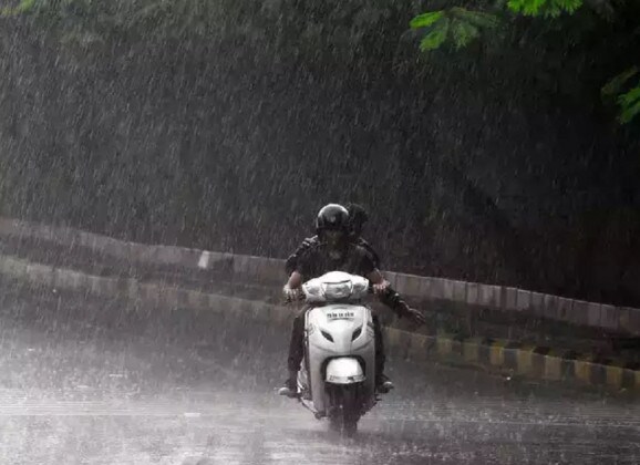 ১১ জুলাইয়ে মৌসম বিভাগ উত্তরপ্রদেশে রেড অ্যালার্ট জারি করা হয়েছে ৷ পূর্ব উত্তরপ্রদেশের ভারী থেকে অতিভারী বৃষ্টির সম্ভাবনা রয়েছে ৷ পশ্চিম উত্তরপ্রদেশ, নাগাল্যান্ড, মণিপুর ও ত্রিপুরাতেও ভারী থেকে অতিভারী বৃষ্টির সম্ভাবনা রয়েছে ৷ ১১ জুলাইয়ে মৌসম বিভাগ উত্তরপ্রদেশে রেড অ্যালার্ট জারি করা হয়েছে ৷ পূর্ব উত্তরপ্রদেশের ভারী থেকে অতিভারী বৃষ্টির সম্ভাবনা রয়েছে ৷ পশ্চিম উত্তরপ্রদেশ, নাগাল্যান্ড, মণিপুর ও ত্রিপুরাতেও ভারী থেকে অতিভারী বৃষ্টির সম্ভাবনা রয়েছে ৷