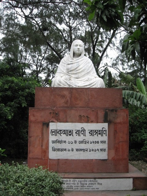 • স্বামী যতদিন ছিলেন, ততদিন তিনি ঘোমটা টানা, আদুরে একটি গৃহবধূটি হয়ে ছিলেন না ৷ স্বামীর সুযোগ্য সহধর্মিনী ছিলেন তিনি ৷ • স্বামী যতদিন ছিলেন, ততদিন তিনি ঘোমটা টানা, আদুরে একটি গৃহবধূটি হয়ে ছিলেন না ৷ স্বামীর সুযোগ্য সহধর্মিনী ছিলেন তিনি ৷