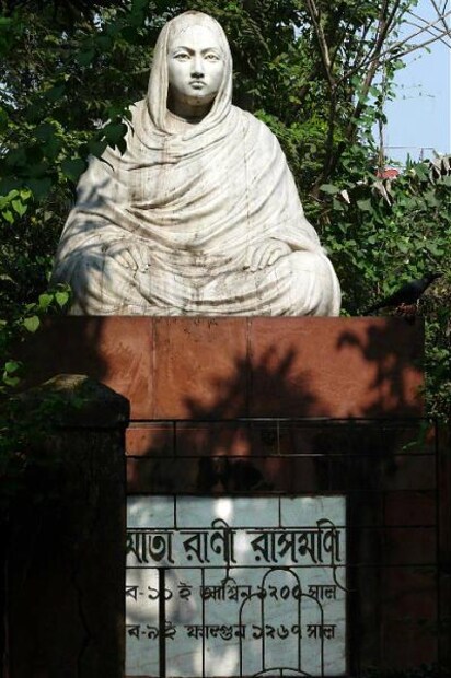 • এক লক্ষ বাইশ হাজার একশো পনেরো টাকা ৷ রথের দিন জামাইরা খালি পায়ে রথের আগে আগে চললেন ৷ রানির নাতি-নাতনিরা বিভিন্ন রকম গাড়ি চড়ে রথের পিছনে, এরপরে বিরাট শোভাযাত্রা ৷ কলকাতার মানুষ একটা সমারোহ দেখল বটে!