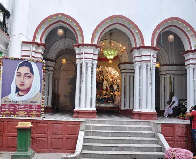 • শহরের মানুষের চোখ ধাঁধিয়ে যেত ৷ রানির কথা ছিল, যা হবে কখনও ছোটখাটো হবে না ৷ সকলকে নিয়ে উৎসব ৷ আর উৎসব উপলক্ষ্যে যতোটা পারা যায় মানুষের সেবা করার প্রবণতা ৷ ‘আমি এক রানি, যে সদাই তোমাদের পাশে আছে’ বলতেন তিনি । • শহরের মানুষের চোখ ধাঁধিয়ে যেত ৷ রানির কথা ছিল, যা হবে কখনও ছোটখাটো হবে না ৷ সকলকে নিয়ে উৎসব ৷ আর উৎসব উপলক্ষ্যে যতোটা পারা যায় মানুষের সেবা করার প্রবণতা ৷ ‘আমি এক রানি, যে সদাই তোমাদের পাশে আছে’ বলতেন তিনি ।