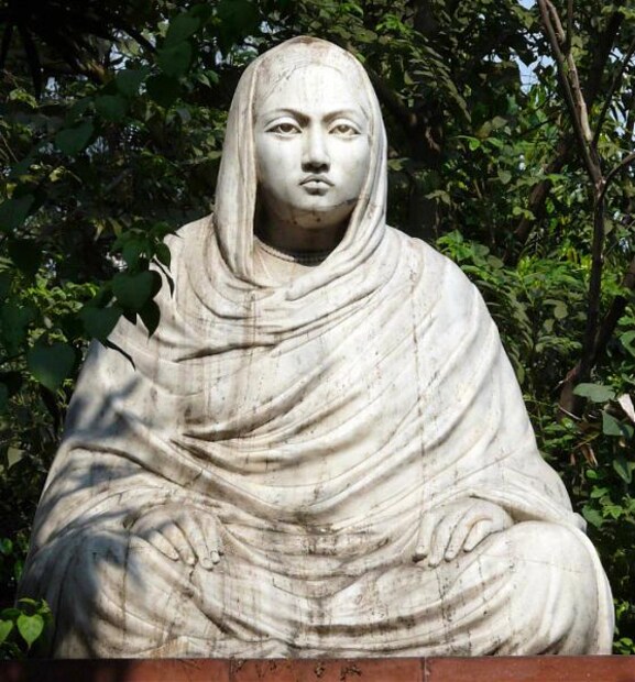 • ঠিক সময়ে রথ প্রস্তুত ৷ প্রভূত আড়ম্বরে স্নানযাত্রার দিন রথ প্রতিষ্ঠা হল ৷ তৈরি করতে যা খরচ হল সেকালের হিসেবে মাথা ঘুরে যাওয়ার মতো ৷ 