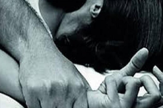 নেতাজি নগরে কিশোরীকে লাগাতার ধর্ষণের ঘটনায় চাঞ্চল্য ছড়িয়েছে এলাকায় ৷ জানা গিয়ছে, বন্দুকের গুলি সামনে রেখে ভয় দেখিয়ে দশম শ্রেণির ছাত্রীর উপর যৌন নির্যাতন চালাত গৃহ শিক্ষক ৷ নেতাজি নগরে কিশোরীকে লাগাতার ধর্ষণের ঘটনায় চাঞ্চল্য ছড়িয়েছে এলাকায় ৷ জানা গিয়ছে, বন্দুকের গুলি সামনে রেখে ভয় দেখিয়ে দশম শ্রেণির ছাত্রীর উপর যৌন নির্যাতন চালাত গৃহ শিক্ষক ৷
