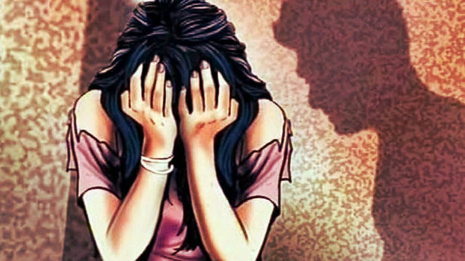 • তিন অভিযুক্তের নাম সাবিনা (৩১), মুবিনা বেগম (৩৭) এবং নিশা (৩৬) ৷ এদের বিরুদ্ধে আগেও জোর করে বেশ্যাবৃত্তিতে নামানোর অভিযোগ উঠেছে ৷ প্রতীকী ছবি ৷ • তিন অভিযুক্তের নাম সাবিনা (৩১), মুবিনা বেগম (৩৭) এবং নিশা (৩৬) ৷ এদের বিরুদ্ধে আগেও জোর করে বেশ্যাবৃত্তিতে নামানোর অভিযোগ উঠেছে ৷ প্রতীকী ছবি ৷
