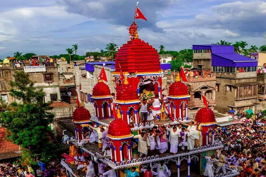 • তবে তাঁর একটাই শর্ত ৷ ২১ দিনের আগে কেউ যেন তাঁর কাজ না দেখে ৷ কাজ শুরু হল ৷ ইন্দ্রদ্যুম্নের রানি গুন্ডিচা রোজই রুদ্ধ দুয়ারে কান পেতে শোনেন কাঠ কাটার ঠক্ ঠক্ শব্দ। ১৪ দিন পর হঠাৎ একদিন রানি এসে দেখেন দুয়ার বন্ধ ৷ কিন্তু ভিতরে কোনও আওয়াজ নেই ৷ অনেকক্ষণ অপেক্ষা করেও কোনও শব্দ না পেয়ে বাধ্য হয়েই দরজা খোলেন তিনি ৷ দেখা যায় বৃদ্ধ কারিগর উধাও ৷ পড়ে আছে তিনটি অসমাপ্ত মূর্তি। File Photo • তবে তাঁর একটাই শর্ত ৷ ২১ দিনের আগে কেউ যেন তাঁর কাজ না দেখে ৷ কাজ শুরু হল ৷ ইন্দ্রদ্যুম্নের রানি গুন্ডিচা রোজই রুদ্ধ দুয়ারে কান পেতে শোনেন কাঠ কাটার ঠক্ ঠক্ শব্দ। ১৪ দিন পর হঠাৎ একদিন রানি এসে দেখেন দুয়ার বন্ধ ৷ কিন্তু ভিতরে কোনও আওয়াজ নেই ৷ অনেকক্ষণ অপেক্ষা করেও কোনও শব্দ না পেয়ে বাধ্য হয়েই দরজা খোলেন তিনি ৷ দেখা যায় বৃদ্ধ কারিগর উধাও ৷ পড়ে আছে তিনটি অসমাপ্ত মূর্তি। File Photo