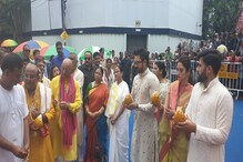 আরতি করে নারকেল ফাটালেন নুসরত, ইস্কনের রথের রাস্তায় ছিটিয়ে দিলেন চন্দনের গুড়ো আরতি করে নারকেল ফাটালেন নুসরত, ইস্কনের রথের রাস্তায় ছিটিয়ে দিলেন চন্দনের গুড়ো