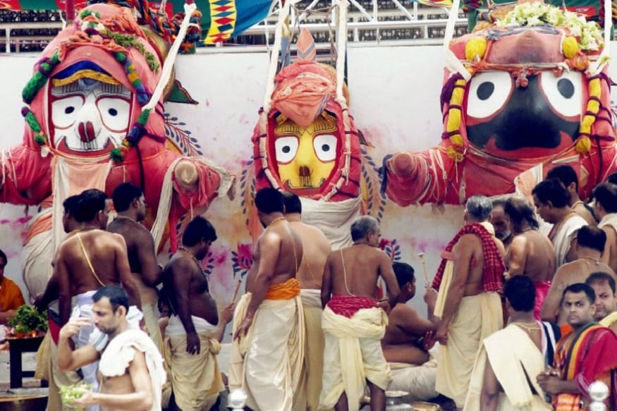 • এবার আসা যাক রথের কথায় ৷ জগন্নাথদেবের প্রধান অনুষ্ঠানই হল রথযাত্রা ৷ এই দিন দাদা বলরাম ও বোন সুভদ্রার সঙ্গে মাসির বাড়ি যান জগন্নাথ ৷ মাসির বাড়ি অর্থাৎ ইন্দ্রদ্যুম্নের পত্নী গুন্ডিচার বাড়ি ৷ সেখান থেকে আবার সাতদিন পর মন্দিরে ফিরে আসেন জগন্নাথ ৷ এটাকেই মাসির বাড়ি যাওয়া বলে ৷ File Photo • এবার আসা যাক রথের কথায় ৷ জগন্নাথদেবের প্রধান অনুষ্ঠানই হল রথযাত্রা ৷ এই দিন দাদা বলরাম ও বোন সুভদ্রার সঙ্গে মাসির বাড়ি যান জগন্নাথ ৷ মাসির বাড়ি অর্থাৎ ইন্দ্রদ্যুম্নের পত্নী গুন্ডিচার বাড়ি ৷ সেখান থেকে আবার সাতদিন পর মন্দিরে ফিরে আসেন জগন্নাথ ৷ এটাকেই মাসির বাড়ি যাওয়া বলে ৷ File Photo
