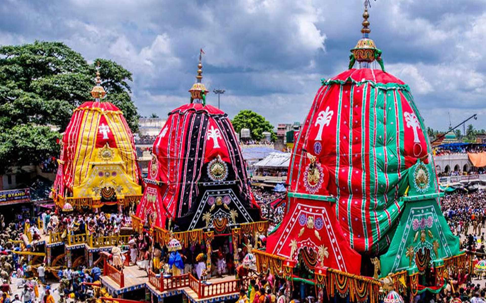 • আজ রথযাত্রা ৷ আষাঢ় মাসের শুক্লপক্ষের দ্বিতীয়া তিথি ৷ রথে চেপে মাসির বাড়ি যাবেন জগন্নাথ, সঙ্গে যাবেন বলরাম আর সুভদ্রা ৷ কিন্তু হঠাৎ মাসির বাড়িই কেন এত পছন্দ ? সেই মাসির নামই বা কি ? কোথায় তাঁর বাড়ি ? জানেন এ সব ? File Photo • আজ রথযাত্রা ৷ আষাঢ় মাসের শুক্লপক্ষের দ্বিতীয়া তিথি ৷ রথে চেপে মাসির বাড়ি যাবেন জগন্নাথ, সঙ্গে যাবেন বলরাম আর সুভদ্রা ৷ কিন্তু হঠাৎ মাসির বাড়িই কেন এত পছন্দ ? সেই মাসির নামই বা কি ? কোথায় তাঁর বাড়ি ? জানেন এ সব ? File Photo