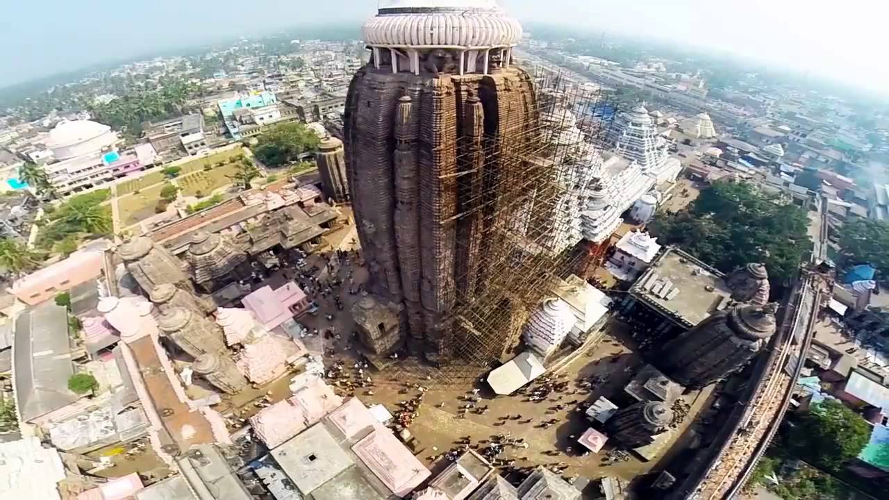 • সেখানেও আর এক গল্প ৷ সে কাঠ এমনই শক্ত যে কেউ মূর্তি গড়া তো দূরের কথা কেউ ছেনি-হাতুড়ি ফোটাতেই পারল না সেই কাঠে ৷ তাহলে মূর্তি গড়বে কে ? আবার মাথায় হাত মহারাজের ৷ ইন্দ্রদ্যুম্নের সেই অসহায়তা দেখে দুঃখ হল ভগবানের ৷ শিল্পীর রূপ ধরে স্বয়ং জগন্নাথ এসে দাঁড়ালেন রাজপ্রাসাদের দরজায় ৷ File Photo • সেখানেও আর এক গল্প ৷ সে কাঠ এমনই শক্ত যে কেউ মূর্তি গড়া তো দূরের কথা কেউ ছেনি-হাতুড়ি ফোটাতেই পারল না সেই কাঠে ৷ তাহলে মূর্তি গড়বে কে ? আবার মাথায় হাত মহারাজের ৷ ইন্দ্রদ্যুম্নের সেই অসহায়তা দেখে দুঃখ হল ভগবানের ৷ শিল্পীর রূপ ধরে স্বয়ং জগন্নাথ এসে দাঁড়ালেন রাজপ্রাসাদের দরজায় ৷ File Photo