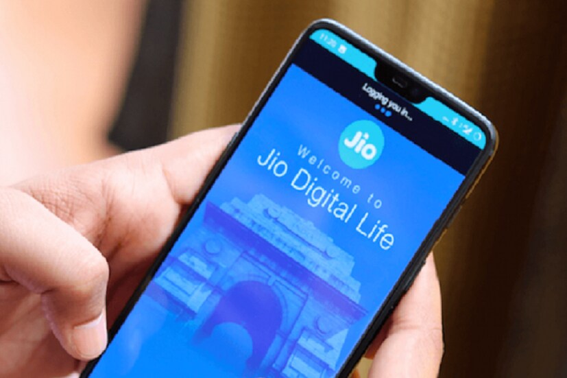 কীভাবে পাবেন জিও ফাইবার সার্ভিস - www.jio.com ওয়েবসাইটে যান বা MyJio app ডাউনলোড করুন। এখানে জিও ফাইবার সার্ভিসের জন্য রেজিস্টার করুন।  আপনার অ্যারিয়াতে যদি জিও ফাইবার উপলব্ধ হয় তাহলে জিও রেপ্রেজেন্টেটিভ আপনাকে ফোন করবে। 