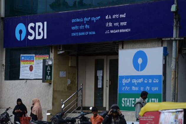 দেশের সবচেয়ে বড় সরকারি ব্যাঙ্ক SBI তাদের গ্রাহকদের প্রতি মাসে ৮ থেকে ১০ বার ফ্রি এটিএম লেনদেনের সুবিধা দিয়ে থাকে ৷ ফ্রি লেনদেনের সীমা অতিক্রম করলে গ্রাহকদের প্রত্যেক লেনদেনের জন্য চার্জ দিতে হয় ৷ তবে স্টেট ব্যাঙ্ক তাদের গ্রাহকদের আনলিমিটেড লেনদেনের সুবিধাও দিয়ে থাকে ৷ তবে তার জন্য ব্যাঙ্কের কিছু শর্ত পুরণ করতে হয় ৷ দেশের সবচেয়ে বড় সরকারি ব্যাঙ্ক SBI তাদের গ্রাহকদের প্রতি মাসে ৮ থেকে ১০ বার ফ্রি এটিএম লেনদেনের সুবিধা দিয়ে থাকে ৷ ফ্রি লেনদেনের সীমা অতিক্রম করলে গ্রাহকদের প্রত্যেক লেনদেনের জন্য চার্জ দিতে হয় ৷ তবে স্টেট ব্যাঙ্ক তাদের গ্রাহকদের আনলিমিটেড লেনদেনের সুবিধাও দিয়ে থাকে ৷ তবে তার জন্য ব্যাঙ্কের কিছু শর্ত পুরণ করতে হয় ৷