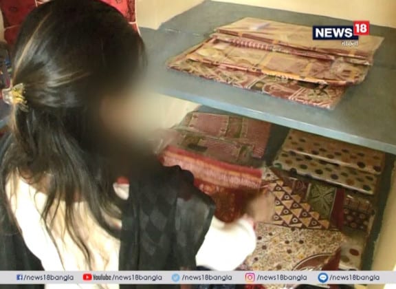 যৌনকর্মীদের এই উদ্যোগে পাশে দাঁড়িয়েছে ঊষা সমবায় সমিতি। তাঁদের পাইকারি দোকান থেকেই নীলমণি স্ট্রিটের এই ডিপার্টমেন্টাল স্টোরে জিনিসপত্র পাঠানো হচ্ছে। এগিয়ে এসেছে কয়েকটি স্বেচ্ছাসেবী সংস্থাও। যৌনকর্মীদের এই উদ্যোগে পাশে দাঁড়িয়েছে ঊষা সমবায় সমিতি। তাঁদের পাইকারি দোকান থেকেই নীলমণি স্ট্রিটের এই ডিপার্টমেন্টাল স্টোরে জিনিসপত্র পাঠানো হচ্ছে। এগিয়ে এসেছে কয়েকটি স্বেচ্ছাসেবী সংস্থাও।