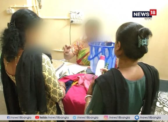 স্টোর খোলা থাকছে প্রতিদিন সকাল এগারোটা থেকে সন্ধে ছ'টা পর্যন্ত। নিজেদের সুবিধা মতো কেনাকাটা সারতে পারছেন যৌনকর্মীরা। স্টোর খোলা থাকছে প্রতিদিন সকাল এগারোটা থেকে সন্ধে ছ'টা পর্যন্ত। নিজেদের সুবিধা মতো কেনাকাটা সারতে পারছেন যৌনকর্মীরা।