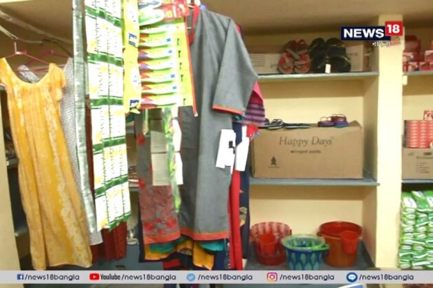 পেশা সামলেও দিনভর নানা কাজ। তাই রোজের জিনিস কিনতে এলাকার বাইরে যাওয়াটা বেশ ঝক্কির। দীর্ঘদিনের এই সমস্যা নিজেরাই মেটালেন সোনাগাছির বাসিন্দারা। পেশা সামলেও দিনভর নানা কাজ। তাই রোজের জিনিস কিনতে এলাকার বাইরে যাওয়াটা বেশ ঝক্কির। দীর্ঘদিনের এই সমস্যা নিজেরাই মেটালেন সোনাগাছির বাসিন্দারা।