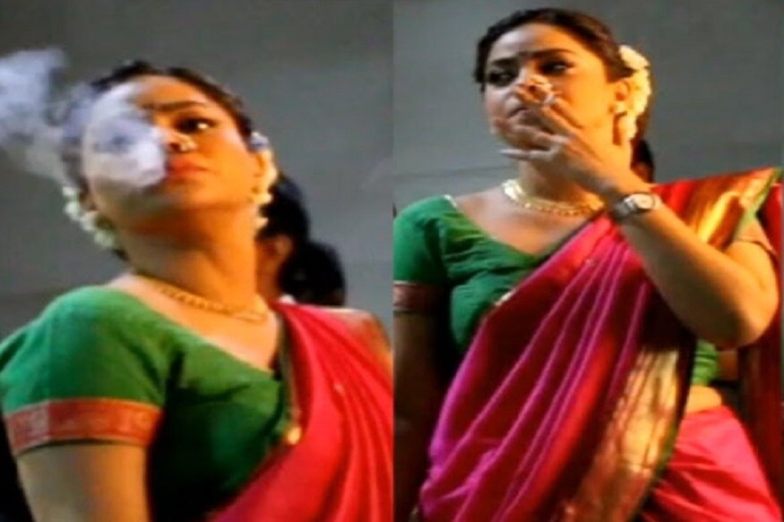 সুমনা চক্রবর্তী জাতীয় টেলিভিশনের এক পরিচিত মুখ কমেডি সারকাস, কমেডি নাইটস উইথ কপিল, দ্য কপিল শর্মা শোয়ের জন্য তিনি জনপ্রিয় হয়েছিলেন ৷ সেটে তাঁর সিগারেট খাওয়ার ছবি অত্যন্ত ভাইরাল হয়েছিল ৷ বিধিবদ্ধ সতর্কীকরণ : ধূমাপান মৃত্যুর কারণ ৷ সুমনা চক্রবর্তী জাতীয় টেলিভিশনের এক পরিচিত মুখ কমেডি সারকাস, কমেডি নাইটস উইথ কপিল, দ্য কপিল শর্মা শোয়ের জন্য তিনি জনপ্রিয় হয়েছিলেন ৷ সেটে তাঁর সিগারেট খাওয়ার ছবি অত্যন্ত ভাইরাল হয়েছিল ৷ বিধিবদ্ধ সতর্কীকরণ : ধূমাপান মৃত্যুর কারণ ৷