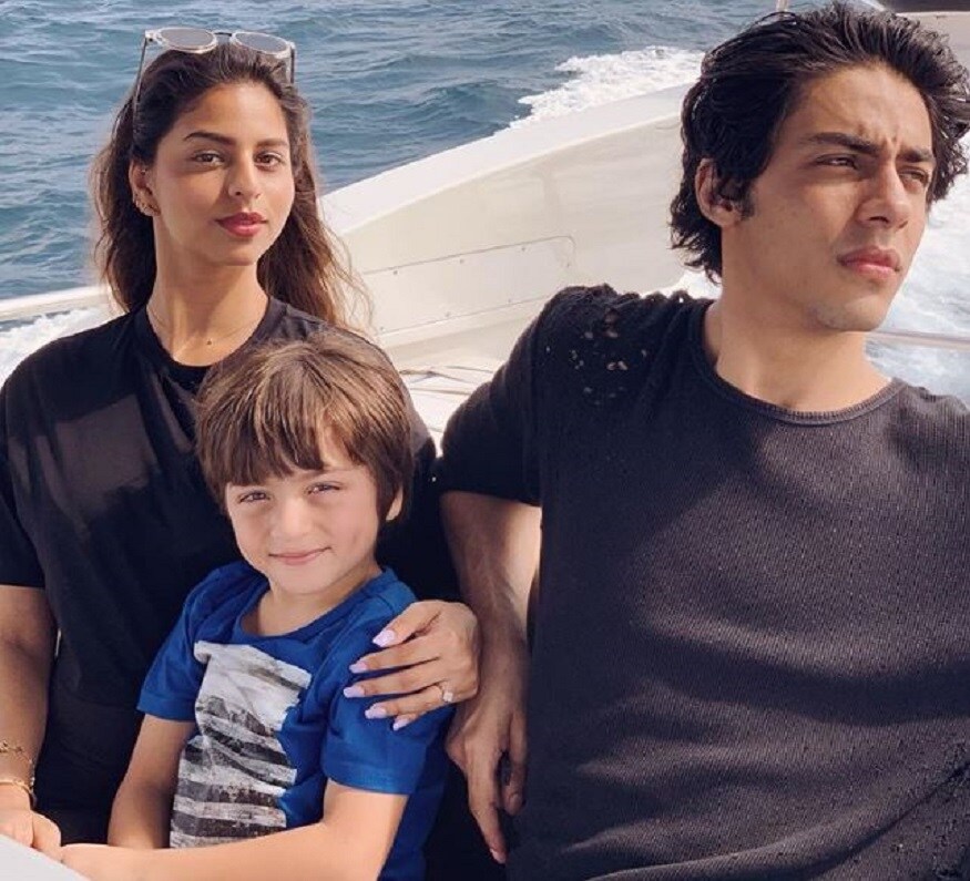শাহরুখ ও গৌরী তিন ছেলেৃমেয়েকে নিয়ে একসঙ্গে মালদ্বীপে ছুটি কাটাতে গিয়েছিলেন ৷ সেখানেই জানা গেল ফাঁকা সময়ে কী করেন শাহরুখের হিট ও হট কন্যা ৷ শাহরুখ ও গৌরী তিন ছেলেৃমেয়েকে নিয়ে একসঙ্গে মালদ্বীপে ছুটি কাটাতে গিয়েছিলেন ৷ সেখানেই জানা গেল ফাঁকা সময়ে কী করেন শাহরুখের হিট ও হট কন্যা ৷