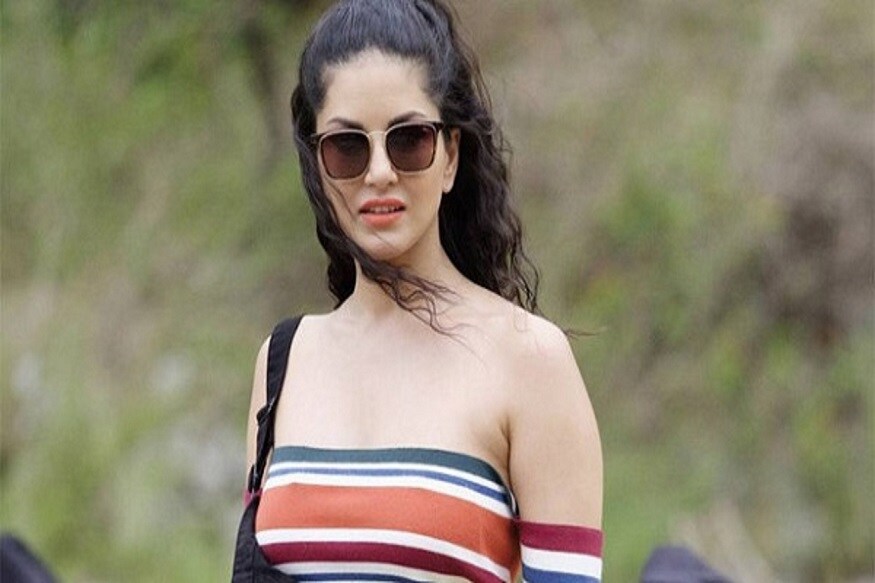 সব থেকে বড় খবর তিনি তাঁর বাবা-মায়ের ছবি পর্যন্ত কোনও দিনও দেখেননি ৷ তাই তাঁদের খুব মিস করেন সানি ৷ সেই বিষয়টি শ্যুট করাটা খুব কঠিন কাজ বলেই তিনি বর্ণনা করেছেন ৷ সব থেকে বড় খবর তিনি তাঁর বাবা-মায়ের ছবি পর্যন্ত কোনও দিনও দেখেননি ৷ তাই তাঁদের খুব মিস করেন সানি ৷ সেই বিষয়টি শ্যুট করাটা খুব কঠিন কাজ বলেই তিনি বর্ণনা করেছেন ৷