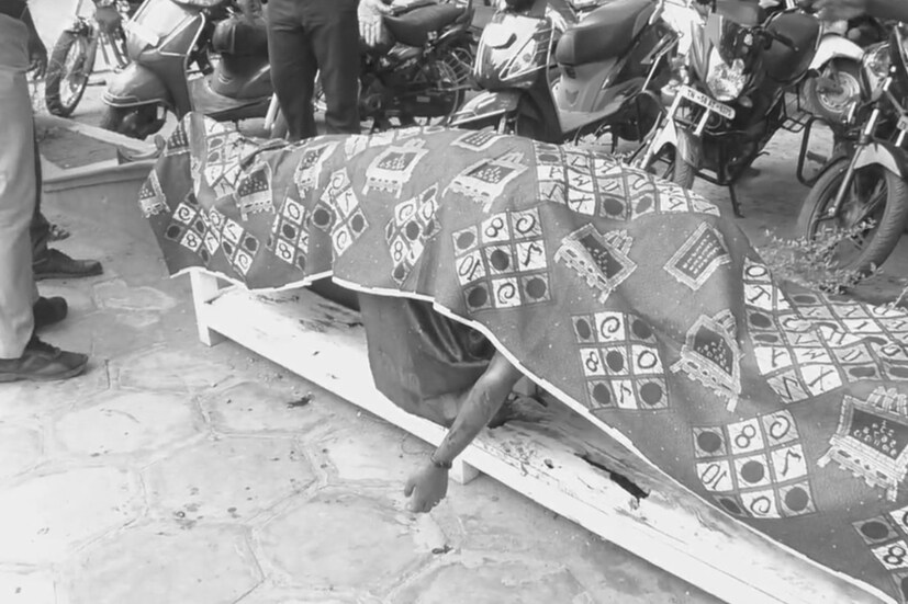 ক্লাসরুমে শিক্ষককে নৃশংস ভাবে খুন করার ঘটনা প্রকাশ্যে আসতে শিউরে উঠেছে গা ৷