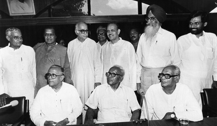 কমিউনিস্ট হয়ে যাওয়া ব্যরিস্টার জ্যোতি বসু ট্রামে বাসে রাস্তায় পার্টির পত্রিকা বিক্রি করেছেন, রেলওয়ে শ্রমিকদের সংগঠিত করতে নানা জায়গায় ঘুরেছেন, শ্রমিক বস্তিতে থেকেছেন। এইভাবে তিনি নিজেকে শ্রেণীচ্যুত করেছিলেন। তাঁর হাত ধরেই এক টানা ৩৪ বছর উড়েছে বামেদের পতাকা ৷ ভারতের দীর্ঘতম মেয়াদের মুখ্যমন্ত্রী ছিলেন জ্যোতি বসু ৷ কমিউনিস্ট হয়ে যাওয়া ব্যরিস্টার জ্যোতি বসু ট্রামে বাসে রাস্তায় পার্টির পত্রিকা বিক্রি করেছেন, রেলওয়ে শ্রমিকদের সংগঠিত করতে নানা জায়গায় ঘুরেছেন, শ্রমিক বস্তিতে থেকেছেন। এইভাবে তিনি নিজেকে শ্রেণীচ্যুত করেছিলেন। তাঁর হাত ধরেই এক টানা ৩৪ বছর উড়েছে বামেদের পতাকা ৷ ভারতের দীর্ঘতম মেয়াদের মুখ্যমন্ত্রী ছিলেন জ্যোতি বসু ৷