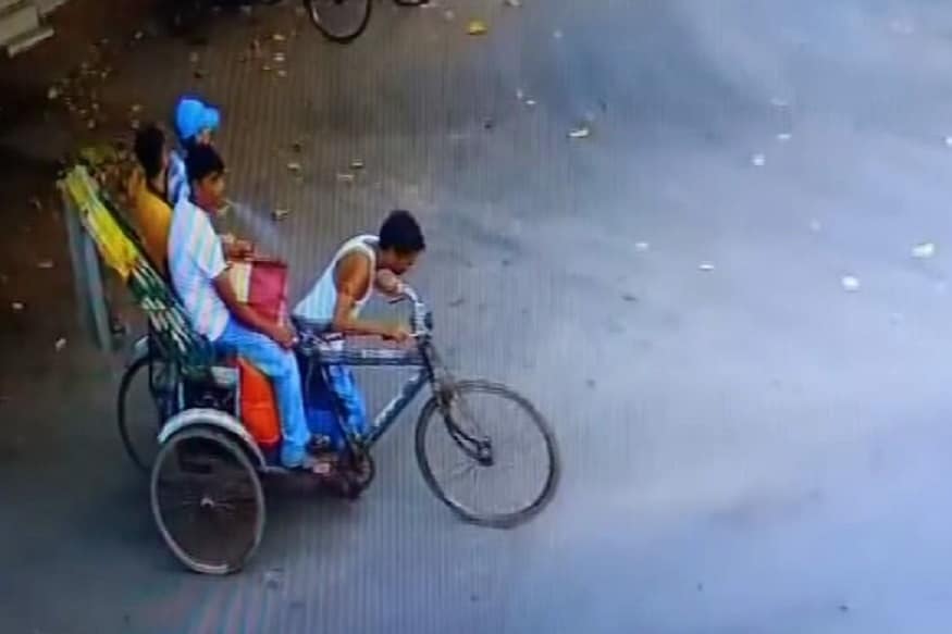 দু’দিনের মধ্যে বালি হত্যা রহস্যের কিনারা। স্ত্রী খুনে স্বামী-সহ ধৃত তিন। দুই কসাইয়ের সাহায্যে স্ত্রীকে খুন করে টুকরো টুকরো করে দেহ কেটে গঙ্গায় ভাসিয়ে দেওয়ার অভিযোগ স্বামী উপেন্দ্র রজকের বিরুদ্ধে। সিসিটিভি ফুটেজেই এগোয় তদন্ত। মহিলার বিবাহ বহির্ভূত সম্পর্কের জেরেই খুন বলে প্রাথমিক তদন্তে অনুমান পুলিশের। দু’দিনের মধ্যে বালি হত্যা রহস্যের কিনারা। স্ত্রী খুনে স্বামী-সহ ধৃত তিন। দুই কসাইয়ের সাহায্যে স্ত্রীকে খুন করে টুকরো টুকরো করে দেহ কেটে গঙ্গায় ভাসিয়ে দেওয়ার অভিযোগ স্বামী উপেন্দ্র রজকের বিরুদ্ধে। সিসিটিভি ফুটেজেই এগোয় তদন্ত। মহিলার বিবাহ বহির্ভূত সম্পর্কের জেরেই খুন বলে প্রাথমিক তদন্তে অনুমান পুলিশের।
