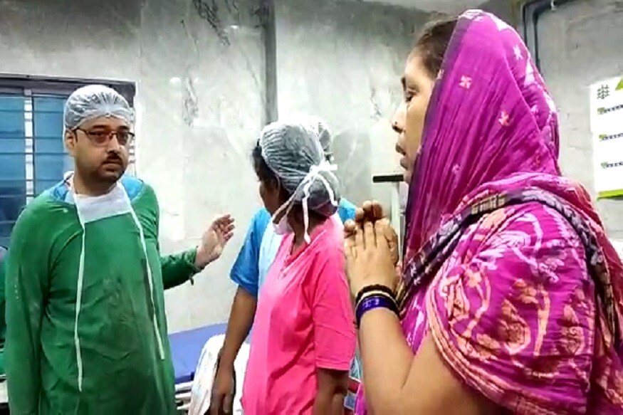 পরিবার সূত্রে জানা গিয়েছে বীরভূমের মাড়গ্রামের অনন্তপুরের বাসিন্দা এই রোগী মানসিক ভারসাম্যহীন। প্রায়ই বাড়ি থেকে নিরুদ্দেশ হয়ে যেত। আবার ফিরেও আসত। মণিহারির দোকান রয়েছে রোগীর পরিবারের। সেখান থেকেও গয়না খেয়ে থাকতে পারে বলে সন্দেহ রোগীর বাবার। পরিবার সূত্রে জানা গিয়েছে বীরভূমের মাড়গ্রামের অনন্তপুরের বাসিন্দা এই রোগী মানসিক ভারসাম্যহীন। প্রায়ই বাড়ি থেকে নিরুদ্দেশ হয়ে যেত। আবার ফিরেও আসত। মণিহারির দোকান রয়েছে রোগীর পরিবারের। সেখান থেকেও গয়না খেয়ে থাকতে পারে বলে সন্দেহ রোগীর বাবার।