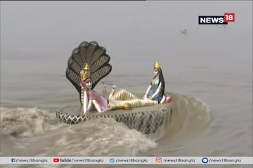 প্রবল বন্যায় ডুবেছে-ভেসেছে সব কিছু, লক্ষ্মী-নারায়ণের মূর্তি স্পর্শ করতে পারেনি