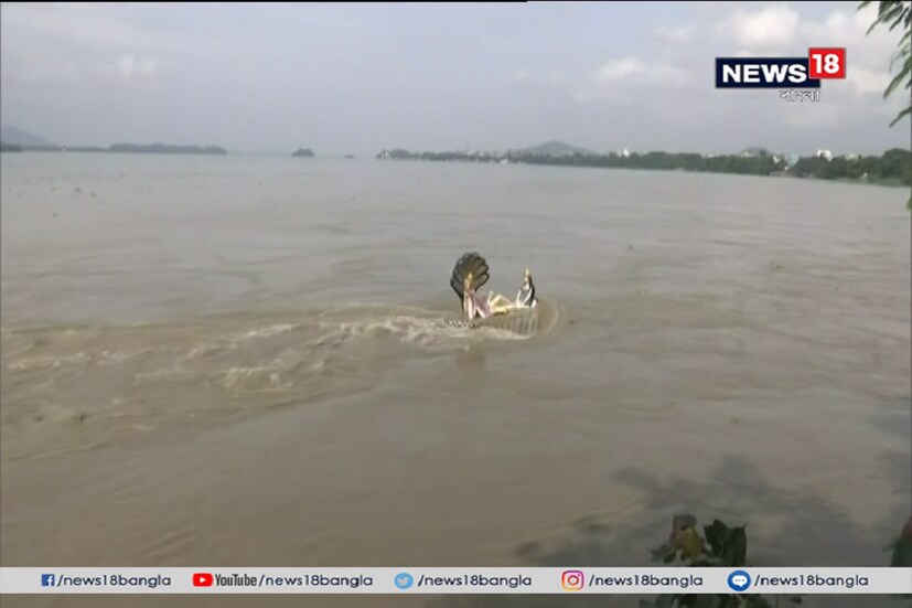 গুয়াহাটিতে এক আশ্চর্য করার মত দৃশ্য সামনে এসেছে অনন্তনাগ শয্যায় ভগবান বিষ্ণু সঙ্গে রয়েছেন মা লক্ষ্মী ৷ বন্যায় খড়কুটো আঁকড়ে ধরে সাধারণ মানুষ বাঁচতে চাইছেন ৷