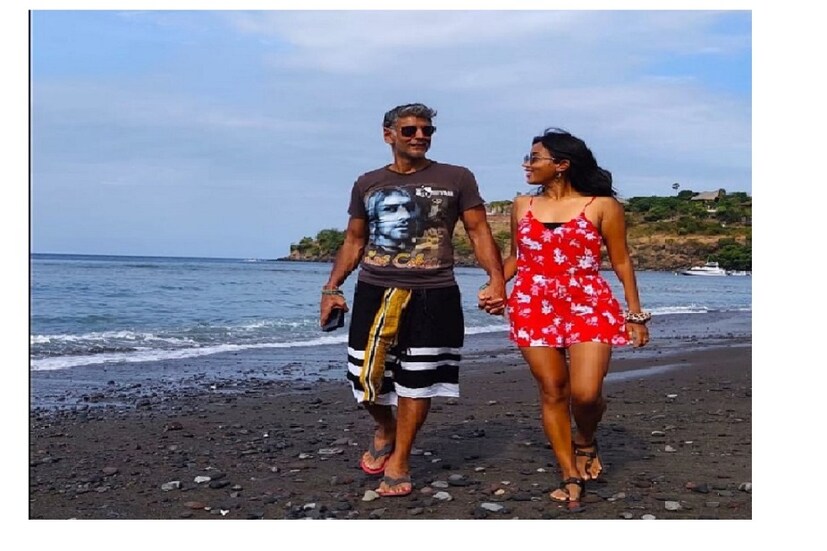 সেখানে গিয়ে জমিয়ে প্রেম করলেন তাঁরা। অঙ্কিতাকে কোলে তুলে নিলেন মিলিন্দ। photo source collected