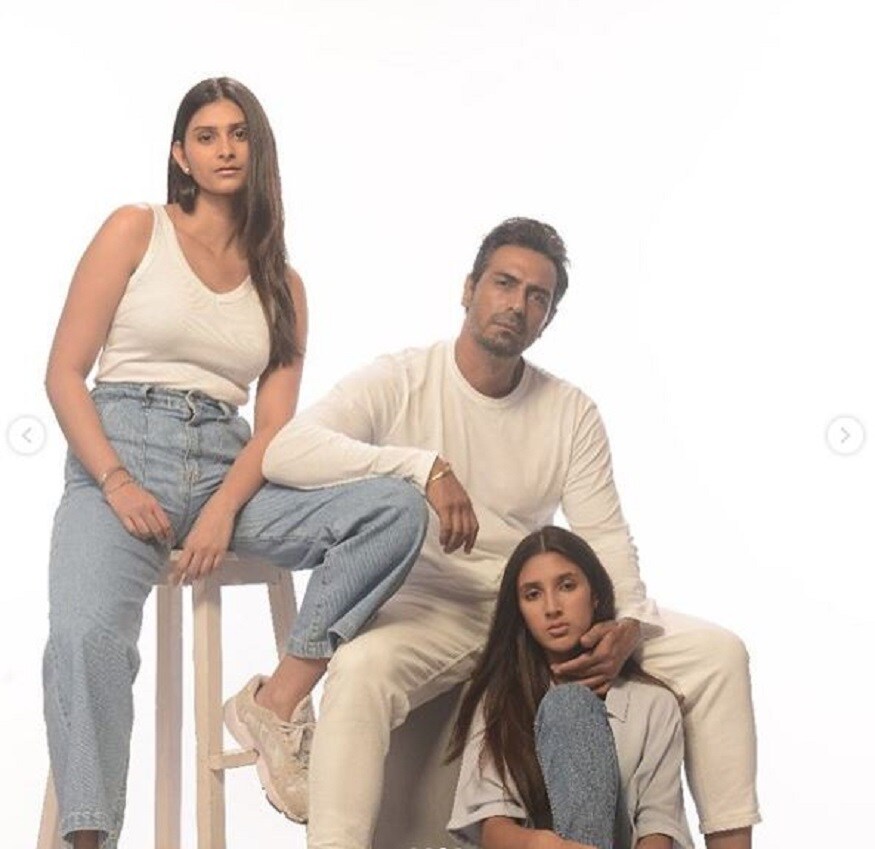 অর্জুনের আগের পক্ষের স্ত্রী মেহর৷ ২০ বছরের বিবাহিত জীবনের ইতি টেনে গ্যাবরিয়ার সঙ্গে সম্পর্ক তৈরি হয় তাঁর৷ অর্জুন ও মেহরের ২ কন্যা সন্তান৷ একজনের বয়স ১৭, অন্যজন ১৪৷ Photo Courtesy: Instagram অর্জুনের আগের পক্ষের স্ত্রী মেহর৷ ২০ বছরের বিবাহিত জীবনের ইতি টেনে গ্যাবরিয়ার সঙ্গে সম্পর্ক তৈরি হয় তাঁর৷ অর্জুন ও মেহরের ২ কন্যা সন্তান৷ একজনের বয়স ১৭, অন্যজন ১৪৷ Photo Courtesy: Instagram