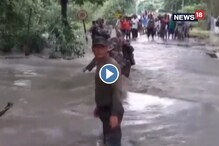 তুমুল স্রোতে জীবন বাজি রেখে অসমবাসীকে উদ্ধারে ব্যস্ত জওয়ানরা, দেখুন ভিডিও তুমুল স্রোতে জীবন বাজি রেখে অসমবাসীকে উদ্ধারে ব্যস্ত জওয়ানরা, দেখুন ভিডিও