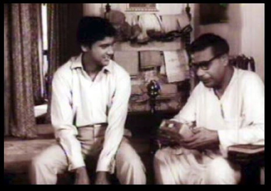 তপন সিনহার ছবি আপানজন-এ সুযোগ পান স্বরূপ দত্ত৷ প্রথম ছবিতেই বাজিমাত করেন তিনি৷ অনেকেই মনে করেছিলেন যে বাংলা ফিল্ম ইন্ডাস্ট্রিতে তিনি হয়ত সৌমিত্র চট্টোপাধ্যায়ের জায়গা নিতে পারবেন৷ আপনজন ছাড়াও তপন সিনহার ছবি স্নিগ্ধ মাহাত, এখনই, হারমোনিয়ান৷ পিতাপুত্র, স্বর্ণশিকার, মা ও মেয়ে, আধা অতীত-তে স্বরূপ দত্তের অভিনয় মন ছুঁয়ে যায়৷ তপন সিনহার ছবি আপানজন-এ সুযোগ পান স্বরূপ দত্ত৷ প্রথম ছবিতেই বাজিমাত করেন তিনি৷ অনেকেই মনে করেছিলেন যে বাংলা ফিল্ম ইন্ডাস্ট্রিতে তিনি হয়ত সৌমিত্র চট্টোপাধ্যায়ের জায়গা নিতে পারবেন৷ আপনজন ছাড়াও তপন সিনহার ছবি স্নিগ্ধ মাহাত, এখনই, হারমোনিয়ান৷ পিতাপুত্র, স্বর্ণশিকার, মা ও মেয়ে, আধা অতীত-তে স্বরূপ দত্তের অভিনয় মন ছুঁয়ে যায়৷