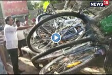 স্কুল থেকে জিনিসপত্র পাচার করতে গিয়ে হাতেনাতে ধরা পড়লেন শিক্ষক, দেখুন ভিডিও স্কুল থেকে জিনিসপত্র পাচার করতে গিয়ে হাতেনাতে ধরা পড়লেন শিক্ষক, দেখুন ভিডিও