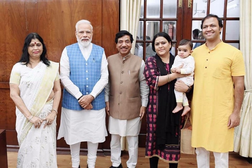 দাদুর কোলে উঠে সে কি হাসি নাতির! দাদুও বারবার কোলে লুফে নিলেন৷ যতবার লুফে নিচ্ছেন, তত বারই হেসে কুটোপুটি খাচ্ছে শিশুটি৷ দাদুর নাম প্রধানমন্ত্রী নরেন্দ্র মোদি৷ দাদুর কোলে উঠে সে কি হাসি নাতির! দাদুও বারবার কোলে লুফে নিলেন৷ যতবার লুফে নিচ্ছেন, তত বারই হেসে কুটোপুটি খাচ্ছে শিশুটি৷ দাদুর নাম প্রধানমন্ত্রী নরেন্দ্র মোদি৷