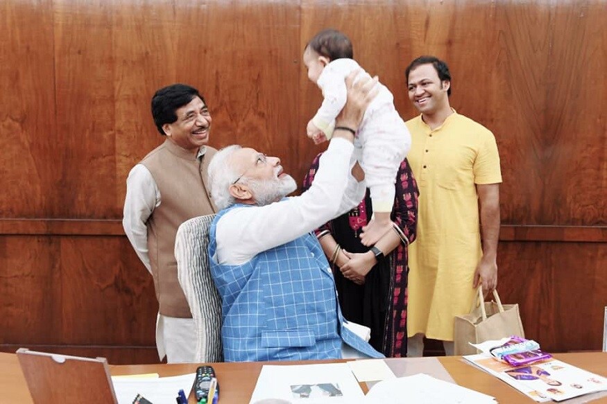 মঙ্গলবার সংসদে পরিবারকে নিয়ে গিয়েছিলেন রাজ্যসভা সাংসদ সত্যনারায়ণ জেটিয়া৷ মধ্যপ্রদেশের উজ্জয়ীনি থেকে সাংসদ তিনি৷ সঙ্গে নিয়েছিলেন নাতিকেও৷ মঙ্গলবার সংসদে পরিবারকে নিয়ে গিয়েছিলেন রাজ্যসভা সাংসদ সত্যনারায়ণ জেটিয়া৷ মধ্যপ্রদেশের উজ্জয়ীনি থেকে সাংসদ তিনি৷ সঙ্গে নিয়েছিলেন নাতিকেও৷