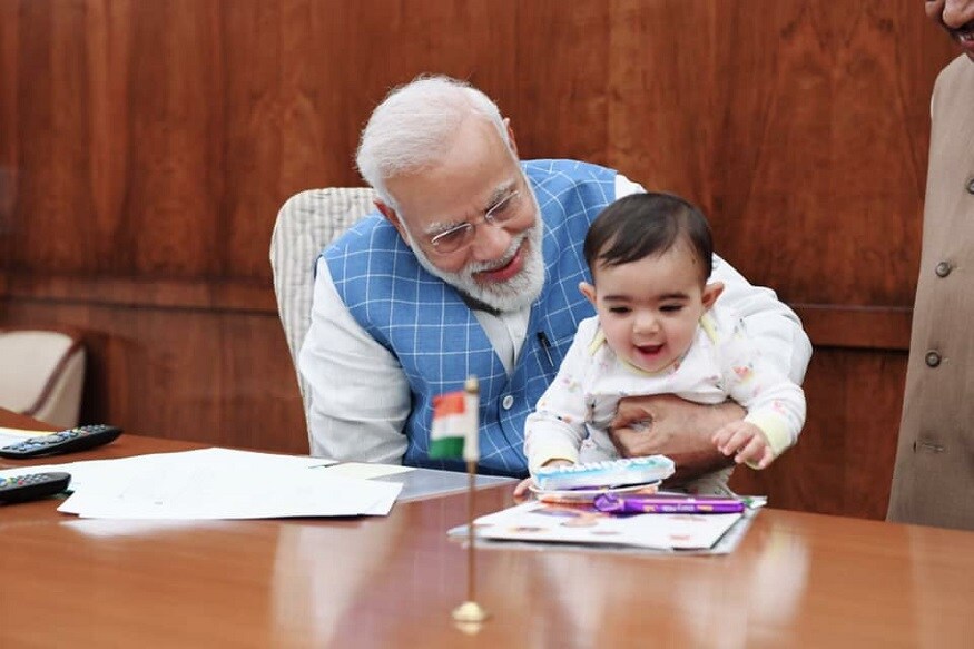 দেখা করেন প্রধানমন্ত্রী নরেন্দ্র মোদির সঙ্গে৷ তখনই সত্যনারায়ণের নাতিকে কোলে তুলে নেন প্রধানমন্ত্রী৷ তারপর দেদার খেলা ও আড্ডা৷ দেখা করেন প্রধানমন্ত্রী নরেন্দ্র মোদির সঙ্গে৷ তখনই সত্যনারায়ণের নাতিকে কোলে তুলে নেন প্রধানমন্ত্রী৷ তারপর দেদার খেলা ও আড্ডা৷