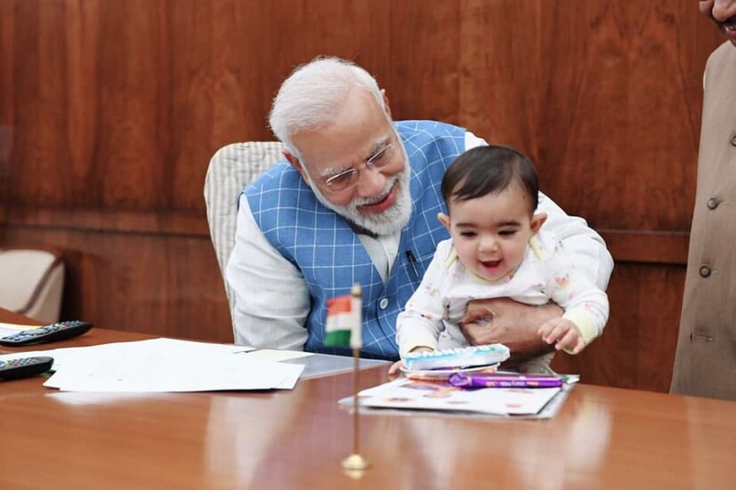 এরপরই সোশ্যাল মিডিয়ায় সেই ছবি দিয়ে মোদি লেখেন, 'আজ আমার সঙ্গে দেখা করতে খাস বন্ধু এসেছিল৷'   